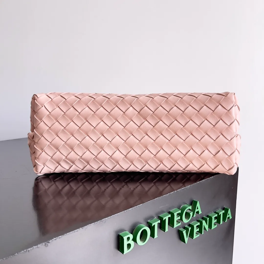 The 2023 new Andiamo batch of 2260 BV has been shipped‼ ️Really popular🔥The new Andiamo woven handbag launched by Bottega Veneta this season is really popular all over the world! ! Celebrities at home and abroad have worn it, and Oscar-winning actress Michelle Yeoh has taken it out on the street. Song Jia, Trai Yara, Yu Feihong, Sanji Ayaka, Rosie Hunting-Whiteley, Yoshioka Riho, etc. have all picked up this bag. It is classic and versatile, showing off its temperament, and the bag capacity is also large, which is very convenient for daily commuting! ! A variety of carrying methods, the shoulder straps can be adjusted by yourself, the original lambskin feels soft and delicate, and the neutral style is made to break gender boundaries and bring a more practical and long-lasting use experience. Andiamo, which has both elegant and casual styles, perfectly interprets the true appearance of "fashionable old money style". Style number: 743572 Size: 32*24*12
